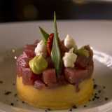 ...il secondo invece presenta un letto di patate cotte al vapore con sopra pomodoro, avocado e tart�re di tonno
